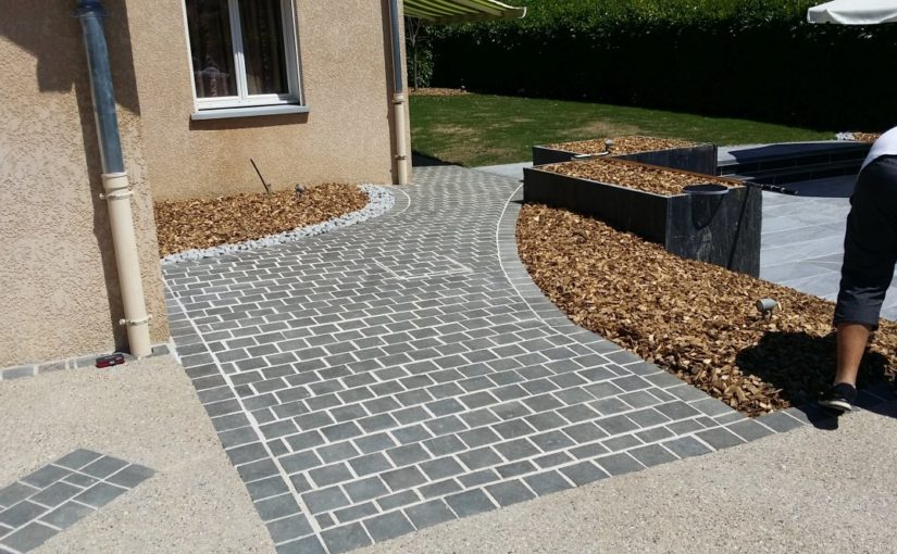 Allée pavée en basalte