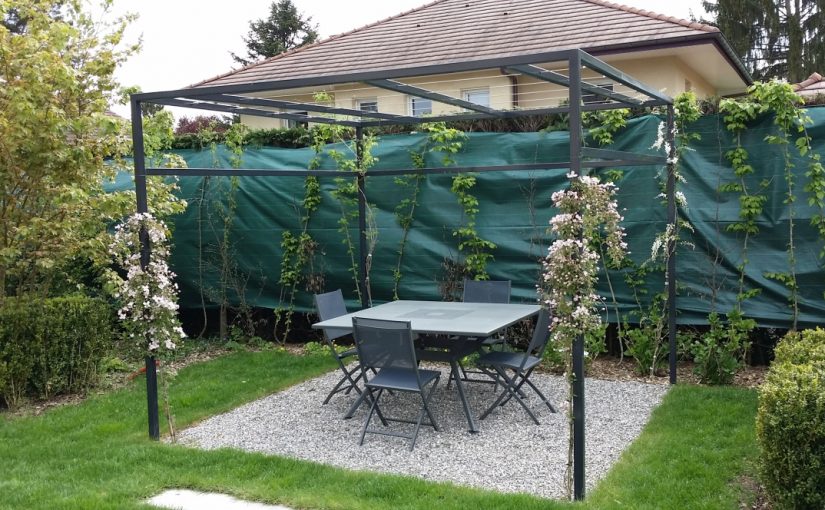 Pergolas et revêtement en dalles alvéolaires remplies en graviers