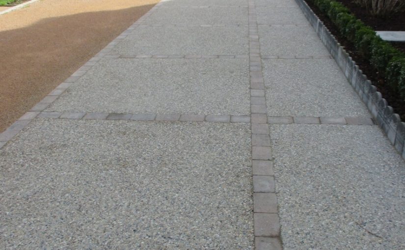 Cour en béton désactivé et lignage en pavés