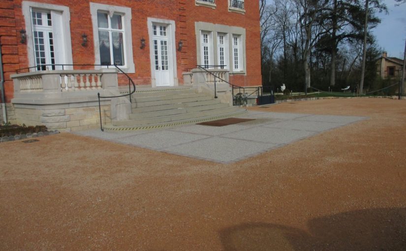 Cour en sablé stabilisé et béton désactivé