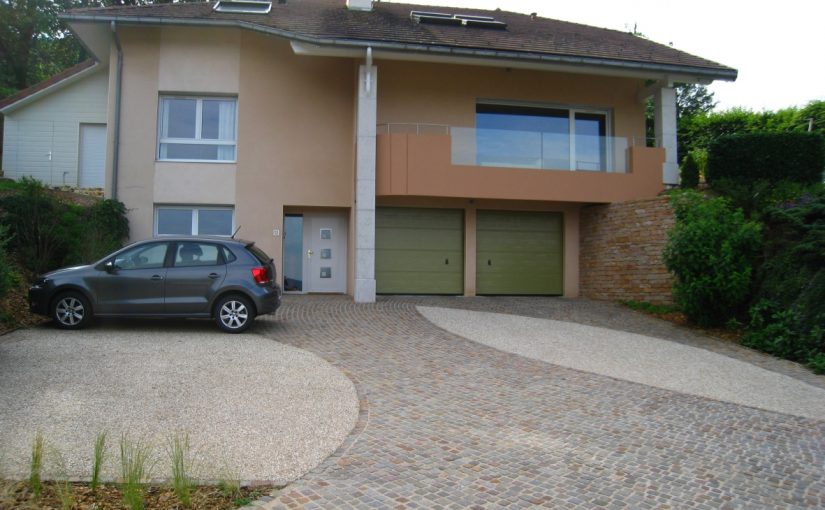 Cour en pavés porphyre et béton désactivé