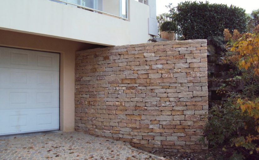 Mur avec parement en pierre sèche