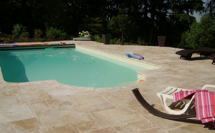 Terrasse de piscine en pierre reconstituée