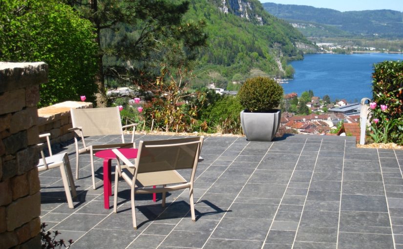 Dallage d’une terrasse en pierre naturelle – Basalte